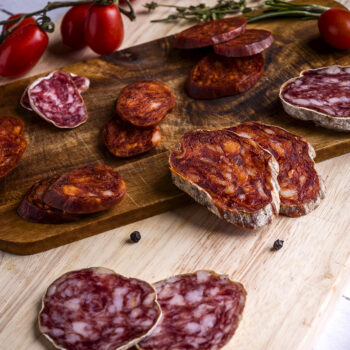 Tabla de embutidos de chorizo y salchichón